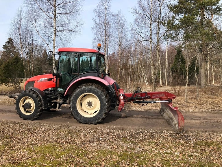 Ms Works traktoriga tööd Saaremaal